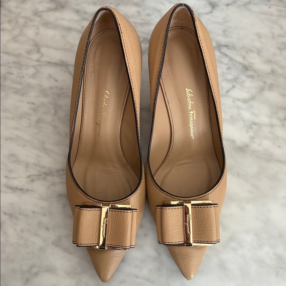 Ferragamo Zaia Leather Pumps Beige Womens
